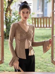 DAZY 喇叭袖褶饰前开衩下摆T恤长袖女式上衣 - 卡其色 - 查看 1