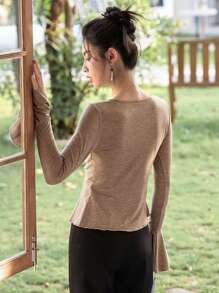 DAZY 喇叭袖褶饰前开衩下摆T恤长袖女式上衣 - 卡其色 - 查看 2