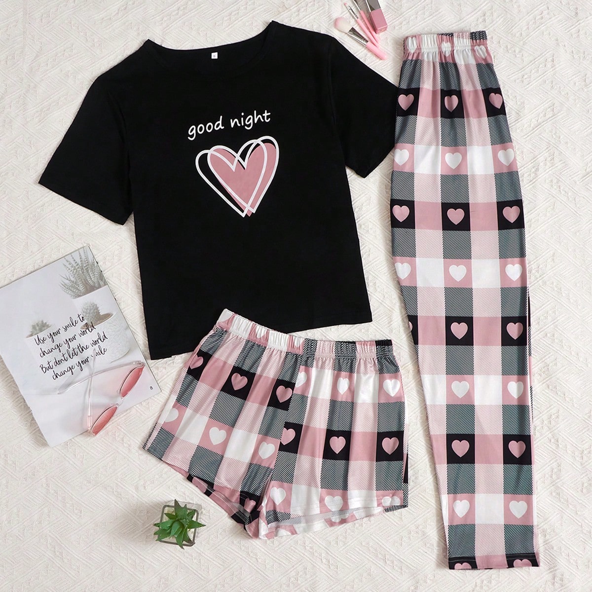 Conjunto de pijama con camiseta estampada con corazón y eslogan, y shorts y pantalones con estampado de cuadros