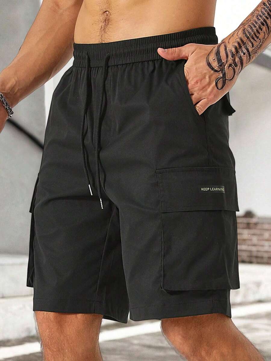 Manfinity Homme 男士标语图案翻盖口袋抽绳腰部宽松工装短裤纯黑色街头服饰，工装短裤，男士街头服饰短裤，男士休闲短裤，黑色工装短裤 - 黑色 - 查看 1