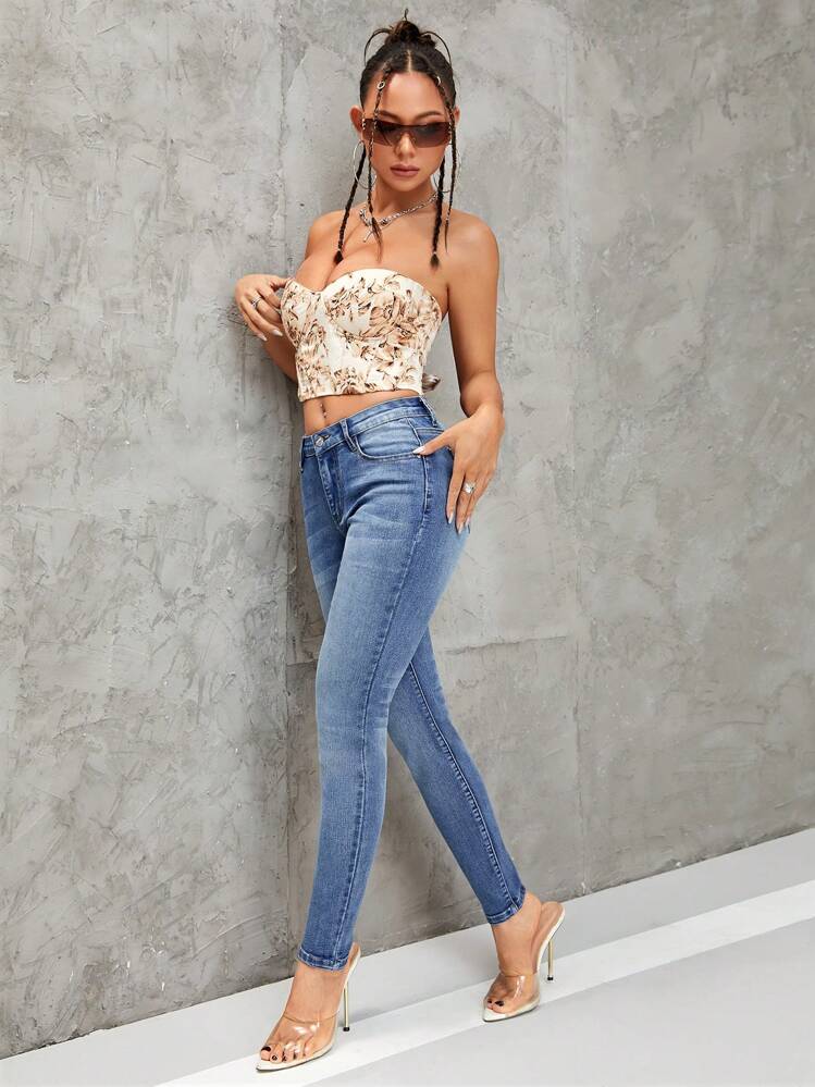 SHEIN Essnce Jeans ajustados con bolsillo oblicuo - Lavado ligero - Ver 6
