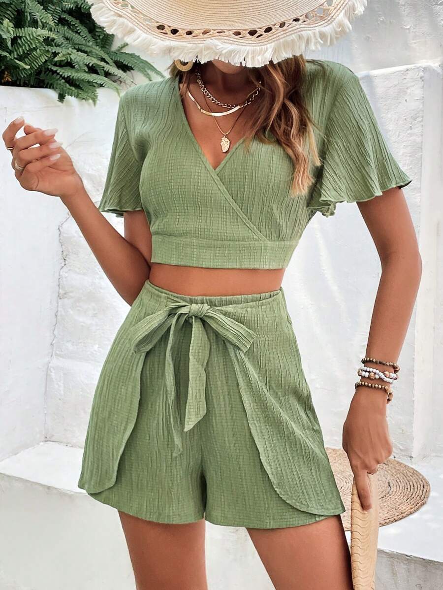 SHEIN Frenchy 交疊領蝴蝶袖短款上衣和附腰帶短褲 - 綠色 - 查看 1