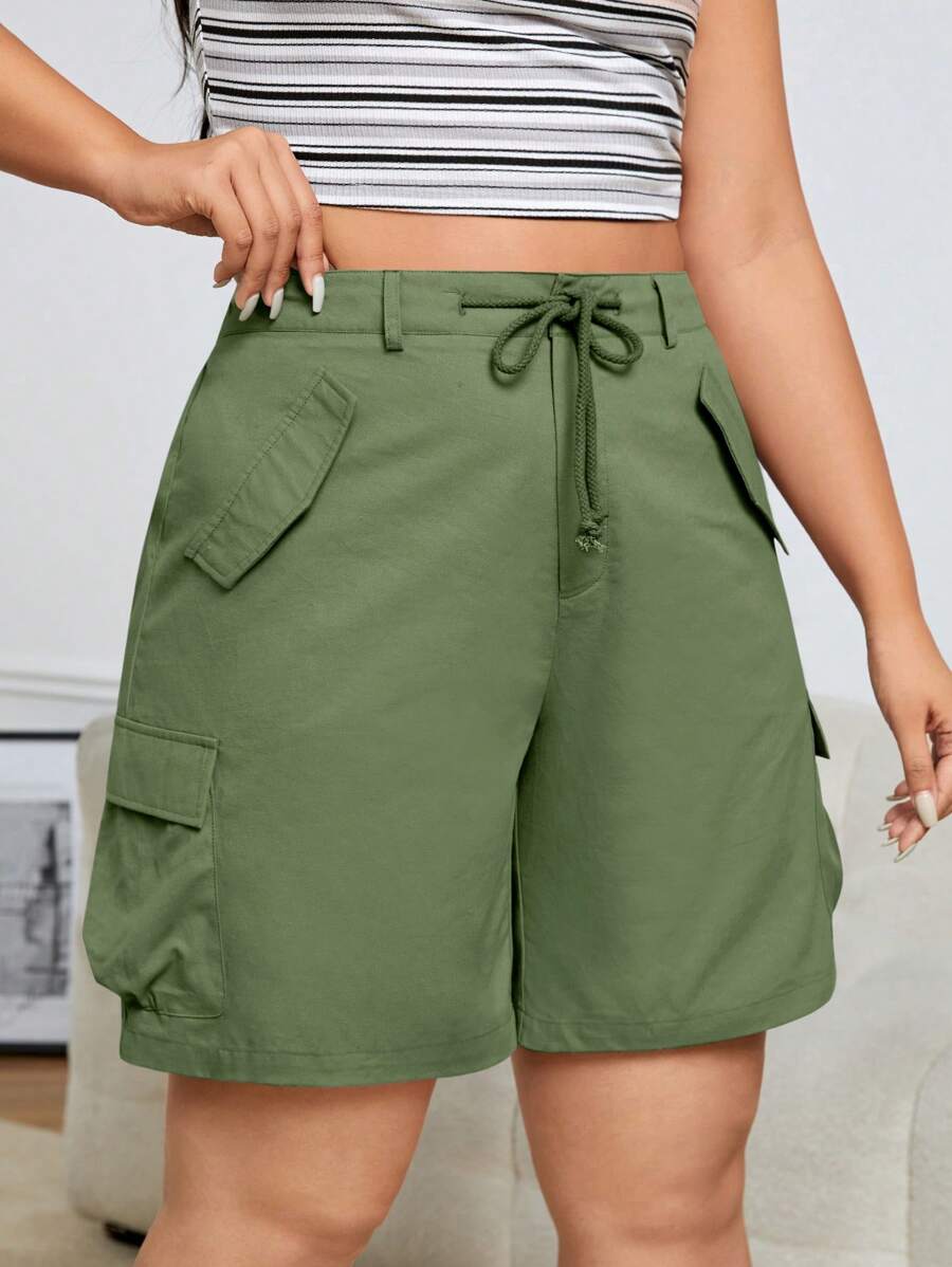 SHEIN EZwear Talla grande Shorts de cintura con cordón con bolsillo con solapa cargo - Verde militar - Ver 1