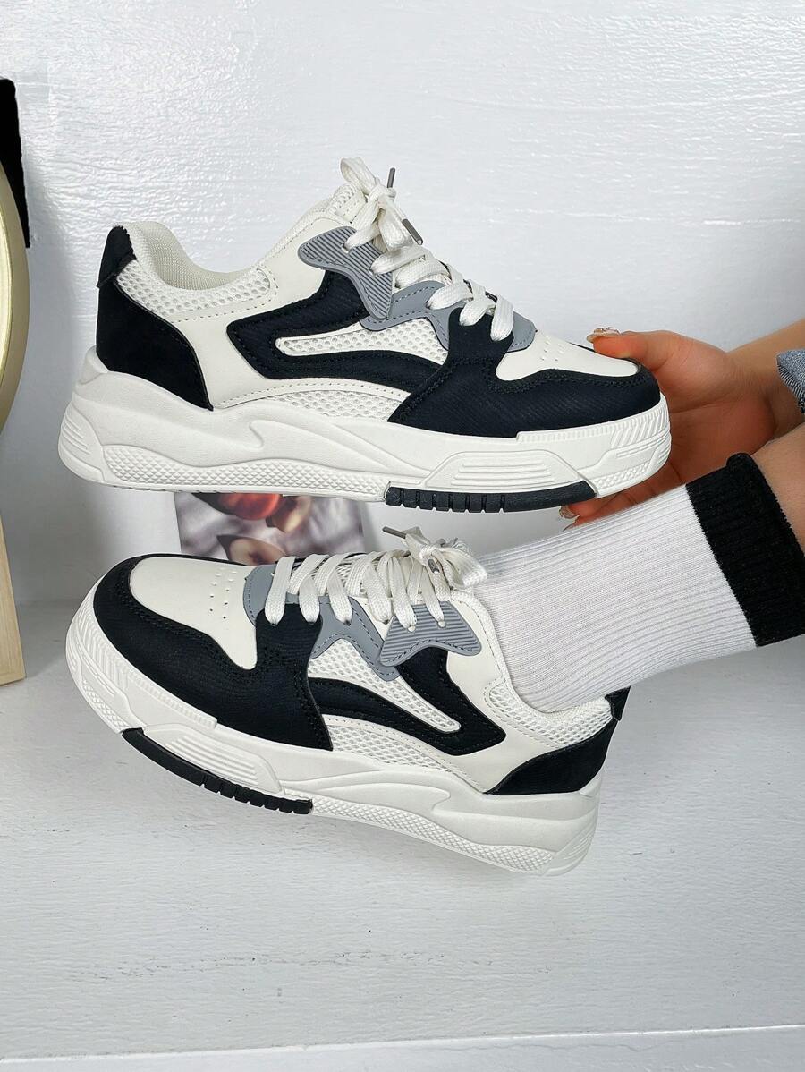 運動板鞋適用於撞色繫帶運動鞋