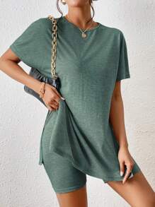 SHEIN Frenchy Shorts biker con camiseta de manga murciélago bajo con abertura