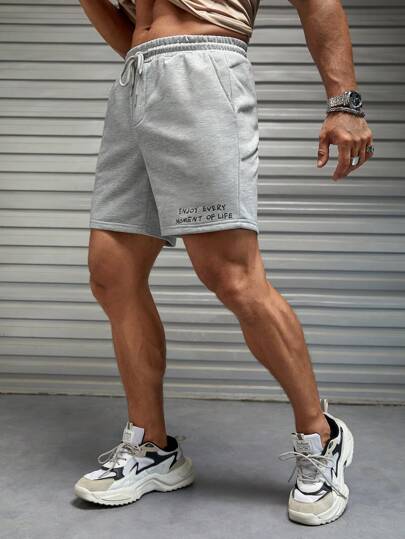 Hombres Shorts con estampado de slogan de cintura con cordón
