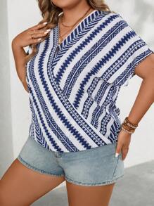 SHEIN LUNE 大碼幾何印花蝙蝠袖交叉圍裹襯衫 - 藍白色 - 查看 4