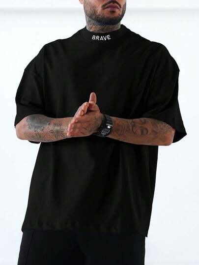 Manfinity Homme قميص كاجوال بأكمام قصيرة مع طباعة حرف للرجال ذوي البدانة، للخروج والمناسبات