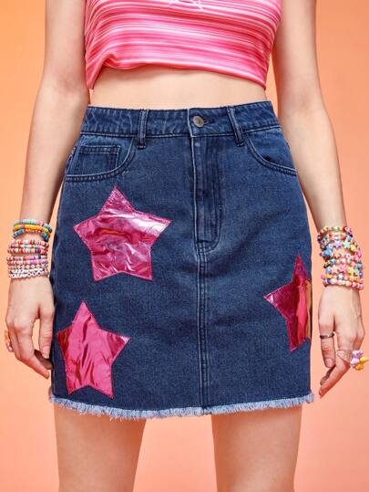 Falda en mezclilla con estrella con parche bajo crudo