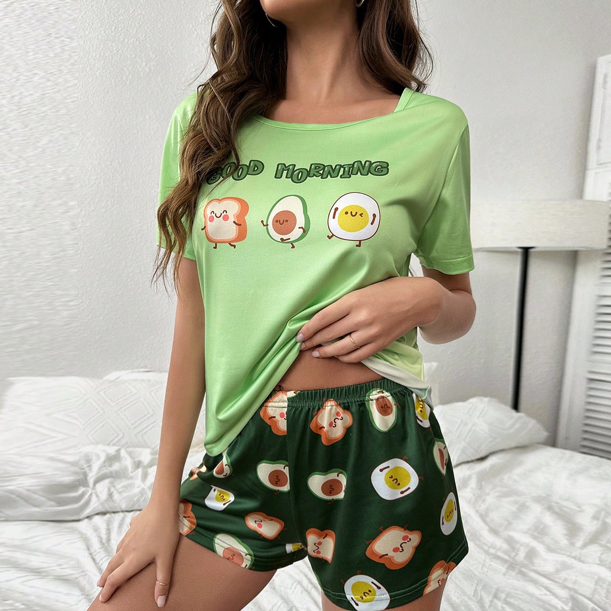 Conjunto de pijama con camiseta gráfica de dibujos animados y letras y shorts