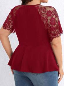 SHEIN Privé 大碼蕾絲拼接鎖眼領荷葉邊下擺襯衫 - 酒紅色 - 查看 2