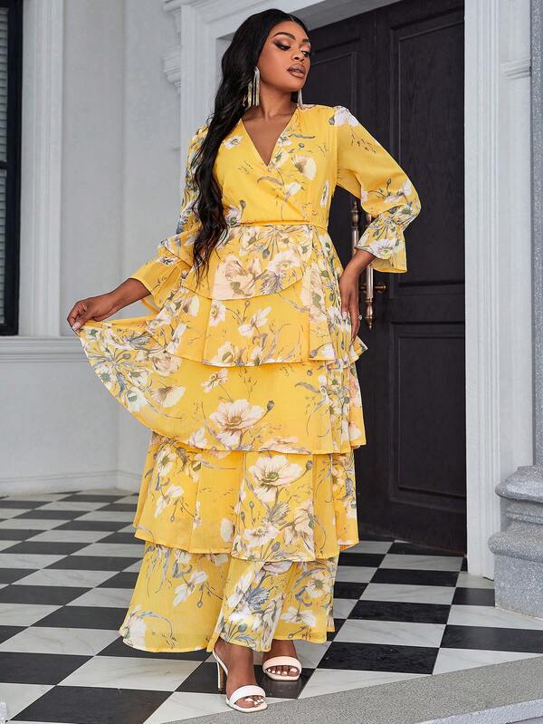 Vestido maxi elegante de mujer de talla grande con cuello en V, mangas de campana, volantes en el bajo y estampado floral, para usar de vacaciones