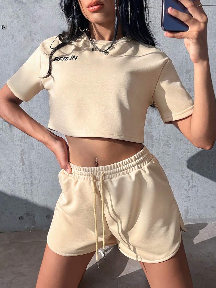 SHEIN Unity 字母圖案短款T恤和腰部抽繩短褲 - 杏色 - 查看 1