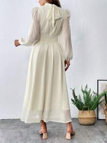 SHEIN Privé 小高領燈籠袖後背繫帶連衣裙 - 米色 - 查看 3