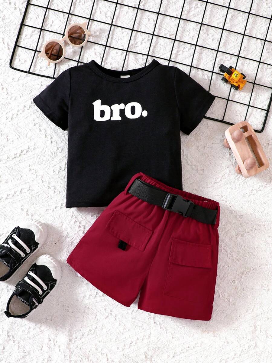 男嬰字母圖案T恤和翻蓋細節附腰帶短褲