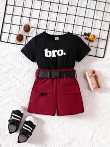 男嬰字母圖案T恤和翻蓋細節附腰帶短褲