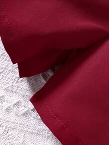 男嬰字母圖案T恤和翻蓋細節附腰帶短褲