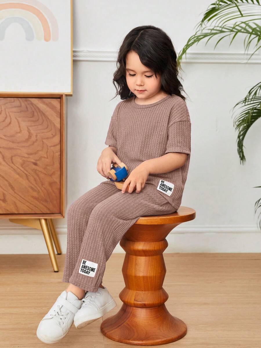 SHEIN 女小童標語補丁貼落肩T恤和褲子 - 卡其色 - 查看 1