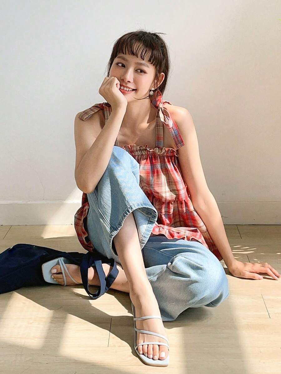 DAZY 格紋印花荷葉邊肩上打結吊帶上衣 - 紅色 - 查看 1