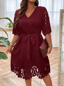 SHEIN Clasi 大碼鏤空繫腰帶洋裝 - 酒紅色 - 查看 1
