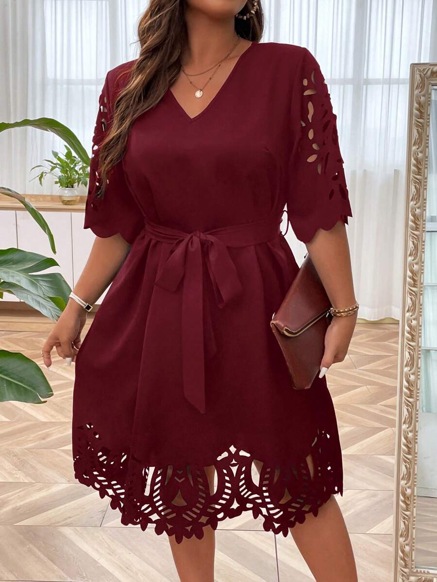 SHEIN Clasi 大碼鏤空繫腰帶洋裝 - 酒紅色 - 查看 1