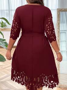 SHEIN Clasi 大碼鏤空繫腰帶洋裝 - 酒紅色 - 查看 2