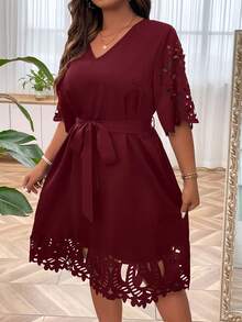 SHEIN Clasi 大碼鏤空繫腰帶洋裝 - 酒紅色 - 查看 3