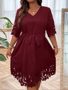 SHEIN Clasi 大碼鏤空繫腰帶洋裝 - 酒紅色 - 查看 4