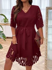SHEIN Clasi 大碼鏤空繫腰帶洋裝 - 酒紅色 - 查看 5