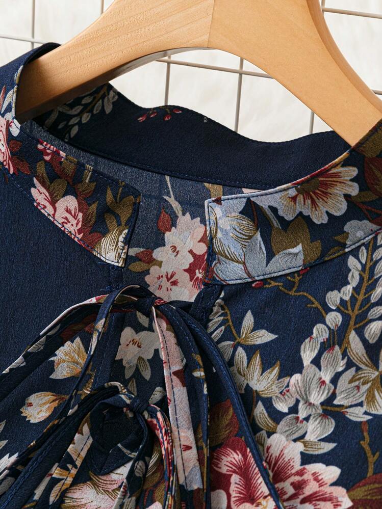 Mulvari Talla grande Blusa con estampado floral de cuello con cordón de manga amplia - Azul Marino - Ver 5