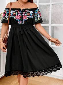 SHEIN LUNE 大碼印花一字肩鏤空蕾絲花邊連衣裙 - 黑色 - 查看 1