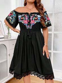 SHEIN LUNE 大碼印花一字肩鏤空蕾絲花邊連衣裙 - 黑色 - 查看 5