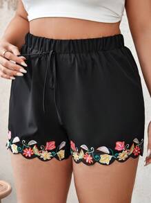 SHEIN VCAY 大碼花卉刺繡貝殼邊前繫帶短褲 - 黑色 - 查看 4
