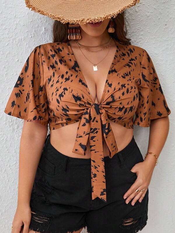 SHEIN VCAY 大碼滿版印花前打結短款上衣