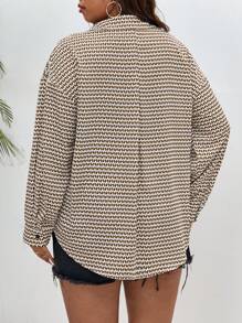 SHEIN Frenchy 大碼滿版印花落肩袖襯衫 - 卡其色 - 查看 2