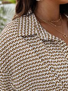 SHEIN Frenchy 大碼滿版印花落肩袖襯衫 - 卡其色 - 查看 4