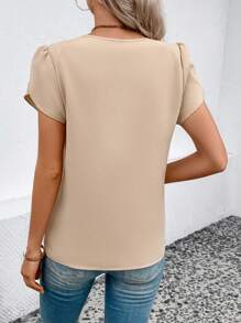 SHEIN LUNE 花瓣袖V領襯衫 - 卡其色 - 查看 2