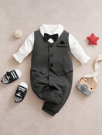 Yierying Babyromper, blauw, herenstijl, nep overhemd met knopen aan de voorkant (duurzaam, hoog comfort, alkalibestendig), afneembare vlinderdas, beige herenoutfit