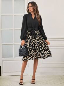 SHEIN Clasi 圖案印花繫腰帶連衣裙 - 黑色 - 查看 3