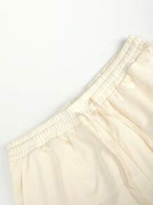 Manfinity Hypemode 男款寬鬆口號圖形短褲,綁帶腰身 - 杏色 - 查看 3