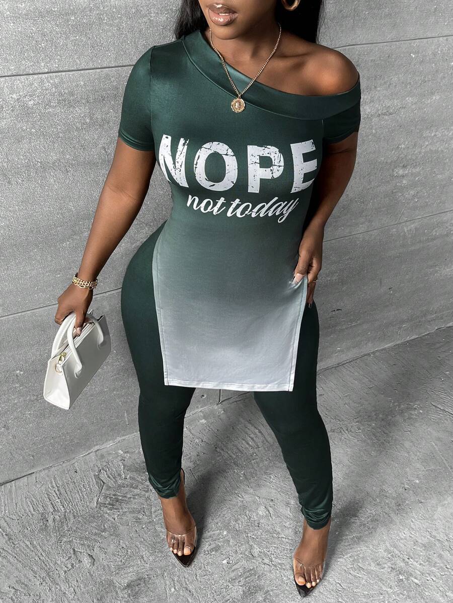 Slaydiva Bóng Đồ họa Chữ cái Cổ không đối xứng Viền chia cắt Áo thun và Leggings - Nhiều màu - Xem 1