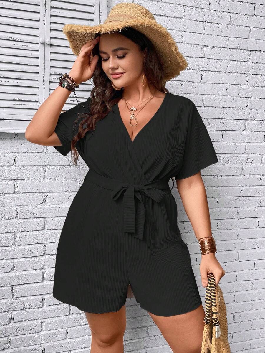 SHEIN Holidaya 大碼交疊領腰帶連身短褲 - 黑色 - 查看 1