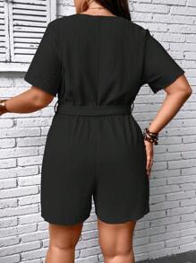 SHEIN Holidaya 大碼交疊領腰帶連身短褲 - 黑色 - 查看 2