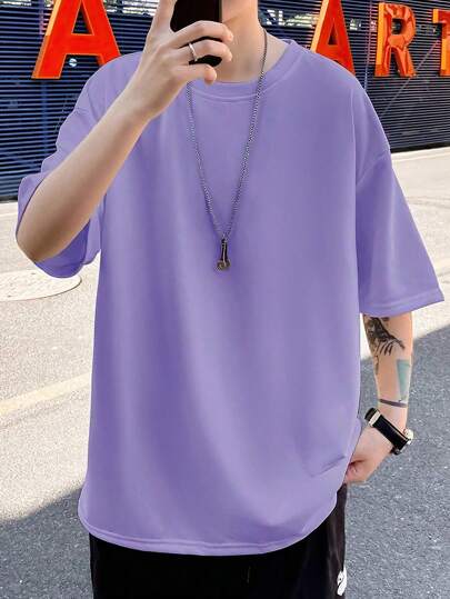 قميص كتان رجالي واسع الأكمام القصيرة باللون الصلب وهو منتظم على الكتف