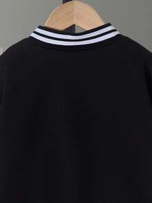 SHEIN Cô gái Tween Đồ họa Chữ cái Hai âm Thả vai Áo khoác Đại học & Quần nỉ - Đen và trắng - Xem 3