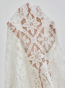 SHEIN Frenchy 缺口領喇叭袖蕾絲上衣不附抹胸 - 米色 - 查看 9