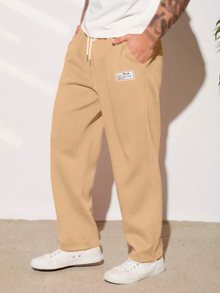 Manfinity RebelGame 男士標語貼布細節腰部抽繩衛褲 - 杏色 - 查看 1