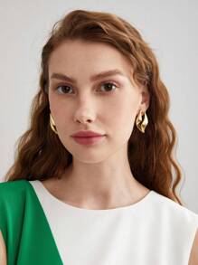 MOTF PREMIUM 鏤空耳釘 - 金色 - 查看 2