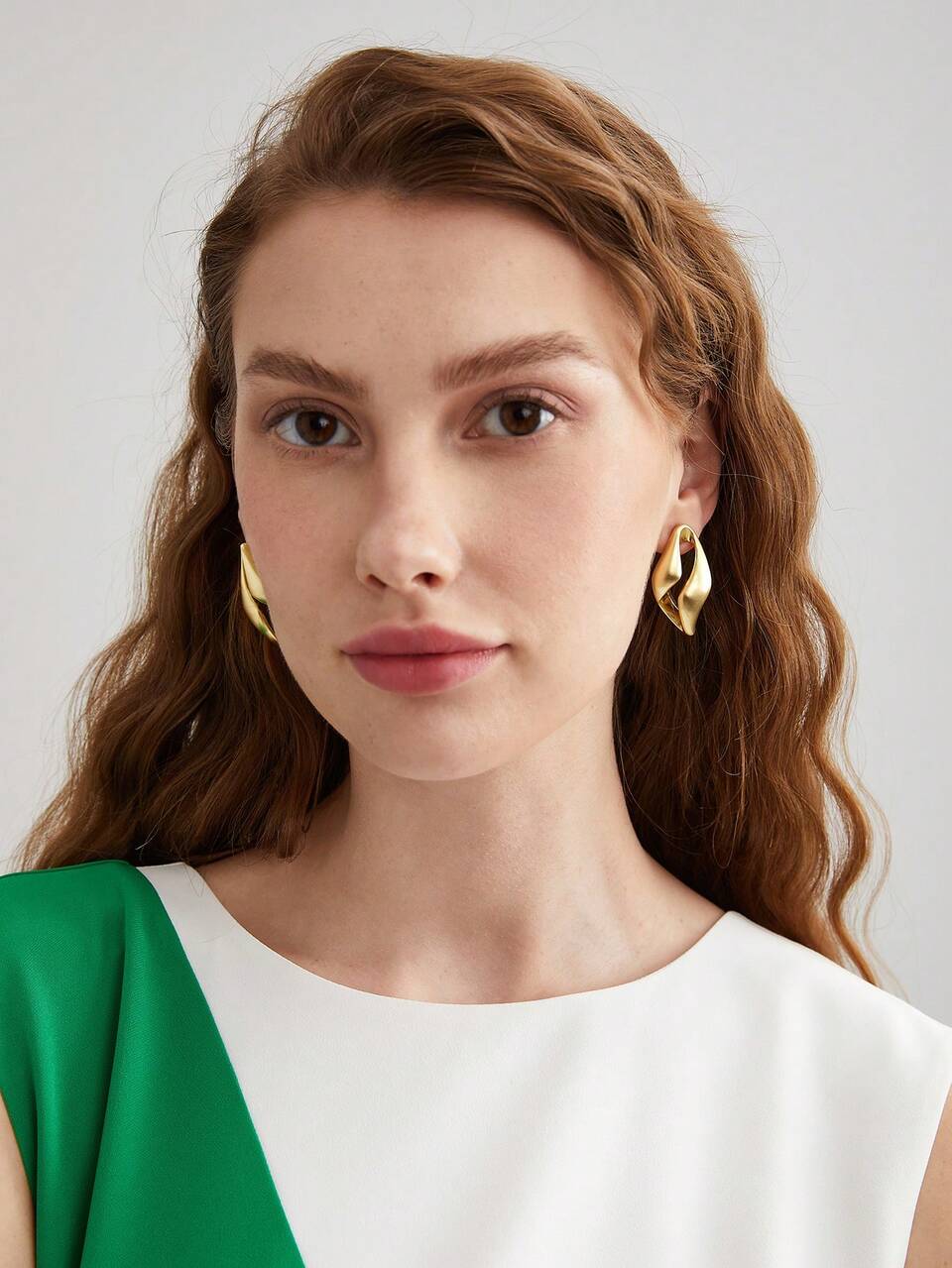 HOLLOW SHAPE STUD EARRINGS