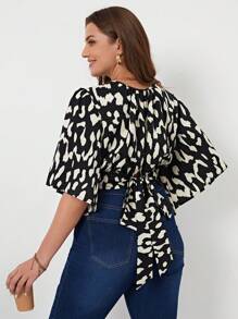 SHEIN Privé Plus Allover Print Tie Back Butterfly Sleeve Crop Blouse - Black and White - View 4